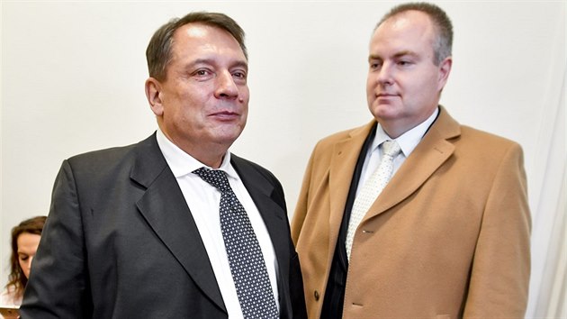 Bývalý premiér Jiří Paroubek a jeho právník Petr Michek (Praha, 5. prosince 2018)