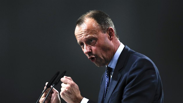 Jeden z kandidt na post pedsedy Kesanskodemokratick unie (CDU) Friedrich Merz na stranickm kongresu v Hamburku. (7. prosince 2018)