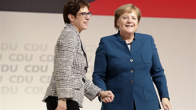 Angela Merkelov gratuluje nov zvolen pedsedkyni Kesanskodemokratick unie (CDU) Annegret Krampov-Karrenbauerov. (7. prosince 2018)