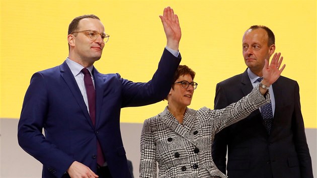 Nov zvolen pedsedkyn Kesanskodemokratick unie (CDU) Annegret Krampov-Karrenbauerov s jejmi protikandidty Friedrichem Merzem a Jensem Spahnem. (7. prosince 2018)