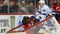 Ondej Palát z Tampy skolil Kylea Palmieriho z New Jersey.