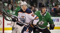 Jesse Puljujärvi z Edmontonu (vlevo) a Gavin Bayreuther z Dallasu.