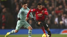 Jesseho Lingarda (vpravo) z Manchesteru United stíhá Lucas Torreira z Arsenalu.