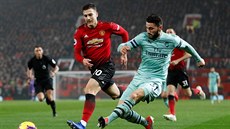 Sead Kolasinac (vpravo) z Arsenalu centruje pes Dioga Dalota z Manchesteru...