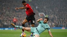 Sokratis z Arsenalu zastavuje Marcuse Rashforda z Manchesteru United.