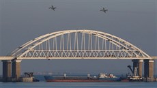 Ruské stíhaky pi peletu nad mostem spojujícím pevninské Rusko s anektovaným...