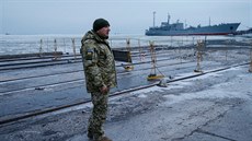 Velitelská lo ukrajinského námonictva v pístavu Mariupol v Azovském moi (2....