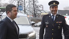 Ministr vnitra Jan Hamáček (vlevo) uvedl do úřadu nového policejního prezidenta...