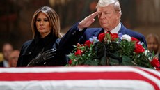 Prezident Donald Trump uctil v rotundě Kapitolu, sídle Kongresu USA, památku...