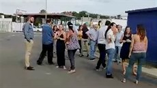 Lidé ve mst Nouméa v Nové Kaledonii postávají na ulici poté, co úady...