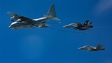Doplování paliva za letu. Vlevo stroj KC-130J, vpravo dva stroje F/A-18D...