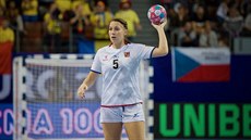 Házenkářka Sára Kovářová na mistrovství Evropy v úvodním zápase proti Rumunsku.