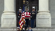Krátkou pietní ceremonií před budovou Kapitolu ve Washingtonu začalo poslední...