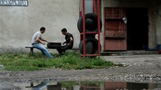 Mui hrají backgammon na ulici v gruzínském tebním mst Tkibuli. (13....