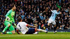 Bernardo Silva z Manchesteru City (v modrém) slaví gól v zápase s...