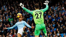 Leroy Sané z Manchesteru City (vlevo) se z bezprostední blízkosti snaí...