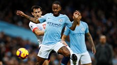 Raheem Sterling z Manchesteru City (v modrém) si kryje míč v zápase proti...
