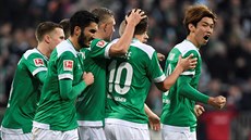 Júja Ósako z Werderu Brémy (vpravo) slaví se spoluhráči branku v utkání proti...