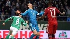 Júja Ósako z Werderu Brémy (v zeleném) utíká slavit gól, hrái Bayernu Mnichov...