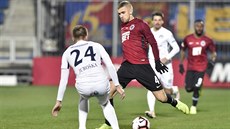 Eldar ivi ze Sparty (vpravo) se snaí obejít Jana Juroku ze Slovácka.