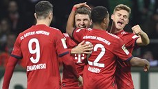 Fotbalisté Bayernu Mnichov se radují z vítzného gólu v utkání proti Brémám.
