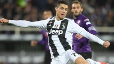 Cristiano Ronaldo z Juventusu napahuje ke stele v utkání proti Fiorentin.