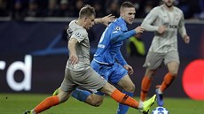 eský fotbalista v dresu Hoffenheimu Pavel Kadeábek (v modrém) bojuje o mí.