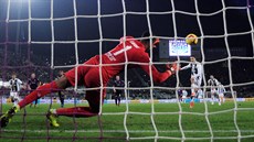 Cristiano Ronaldo z Juventusu promuje pokutový kop v utkání proti Fiorentin.