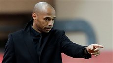 Trenér Monaka Thierry Henry p�edává pokyny svým sv��enc�m.