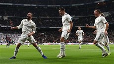 Fotbalisté Realu Madrid se radují z vlastního gólu soupe�e z Valencie.