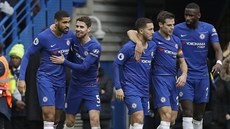 Fotbalisté Chelsea se radují z gólu Rubena Loftus-Cheeka (zcela vlevo) v utkání...