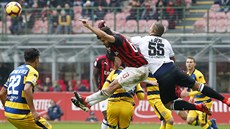 Parmský branká� Luigi Sepe (v bílém) boxuje centr AC Milán pry� z pokutového...