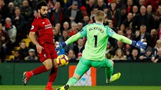 Mohamed Salah z Liverpoolu tváí v tvá brankái Jordanu Pickfordvi z Evertonu...