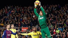 Branká Villarrealu Asenjo zasahuje v utkání s Barcelonou.