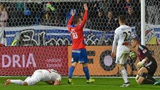 Martin Sladký z Olomouce (vlevo) si práv vstelil vlastní gól, s rukama nad...
