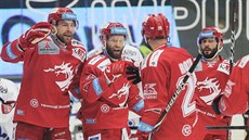 Třinečtí hokejisté se v duelu s Plzní radují z gólové akce.