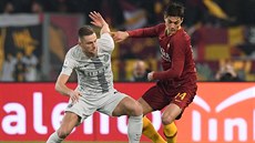 Patrik Schick z AS �ím (vpravo) se uvol�uje kolem Milana �kriniara z Interu...