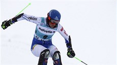 Slovenka Petra Vlhová skáe do cíle paralelního slalomu ve Svatém Moici.