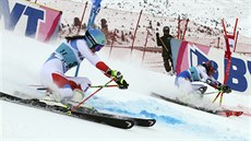 Slovenka Petra Vlhová (vpravo) bojuje v paralelním slalomu proti Wendy...