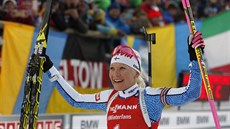 Finka Kaisa Mäkäräinenová se raduje z vítzství ve stíhacím závod ve slovinské...