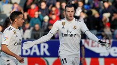 Hrá Realu Madrid Gareth Bale (vpravo) se raduje ze své branky v utkání proti...