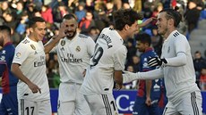 Hrái Realu Madrid oslavují vstelenou branku do sít Huesca.