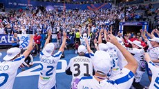 Hrái Finska oslavují se svými fanouky vítzství ve finále mistrovství svta.