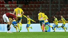 Pavel Moulis z Teplic slaví se spoluhráči vítězný gól v zápase proti Spartě.