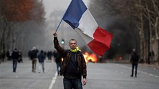 V Paíi se demonstranti soustedí zejména na tíd Champs-Élysées, kde...