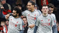Fotbalisté Liverpoolu oslavují trefu Mohameda Salaha (vlevo).