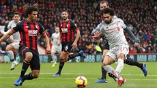 Liverpoolská hvzda Mohamed Salah (vpravo) stílí gól v utkání proti...