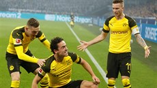 Fotbalisté Borussie Dortmund oslavují gól v utkání proti Schalke. Trefil se...
