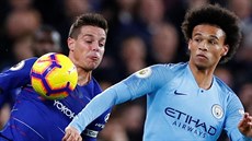 Cesar Azpilicueta, obránce Chelsea, a Leroy Sané z Manchesteru City