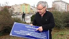 Michal �varc s cedulí o Vojt�chu Rakousovi.